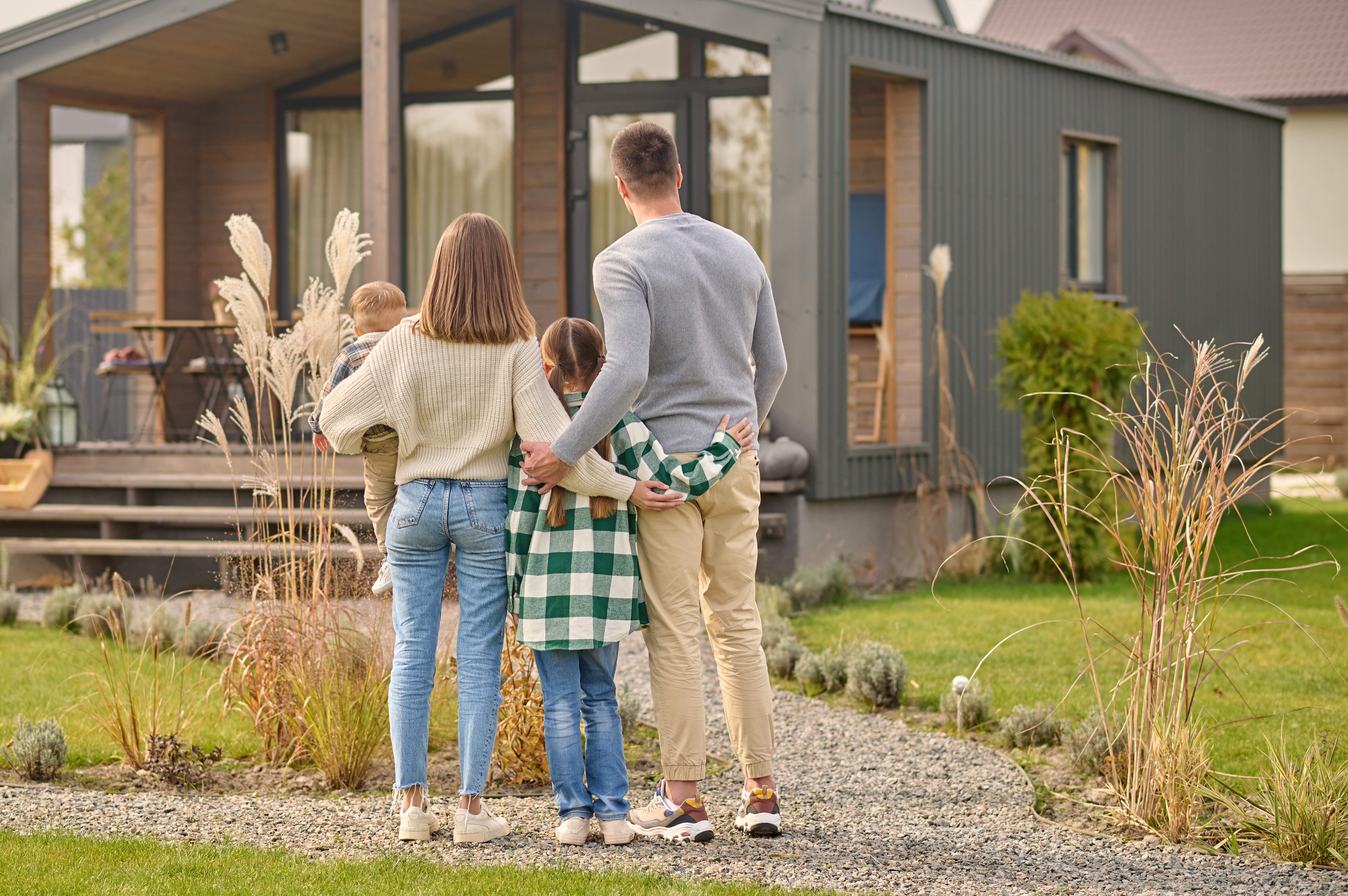 Famiglia che osserva la propria casa